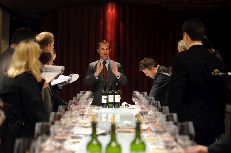 Jean-Guillaume Prats conducts the tasting at Cos